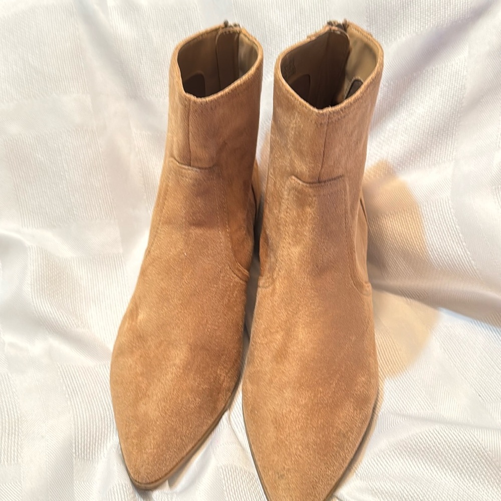 Banana Republic Women’s Sz 7 Faux Suede Taupe Ankle Boots